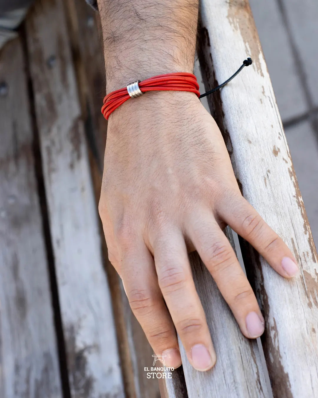 Pulsera de Cuero Liso con Argolla Plateada Brillante