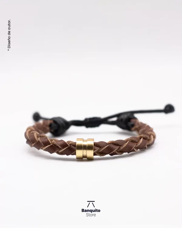 Pulsera de cuero café con argolla dorada