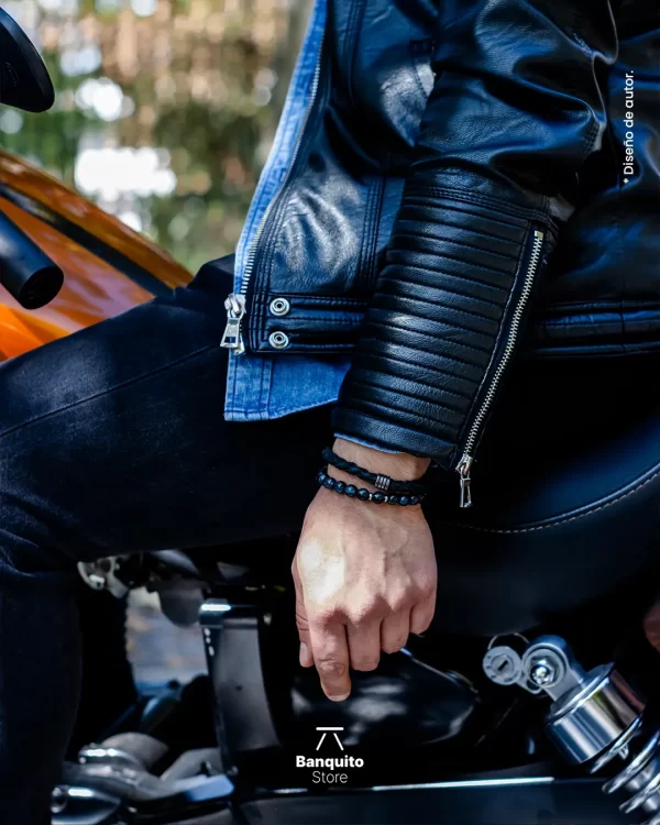 Pulsera de Cuero Negro Trenzado con Argolla Envejecida - Imagen 2