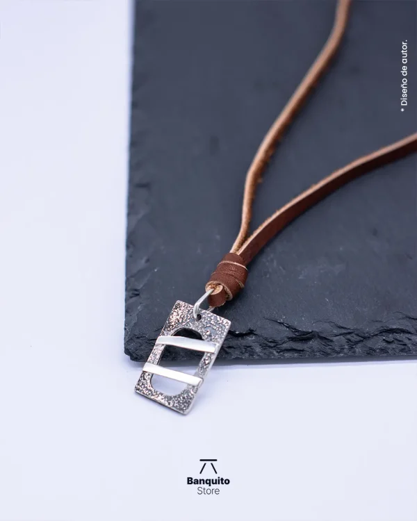 Collar de Plata Texturizada con Hueco Central – Diseño Artesanal