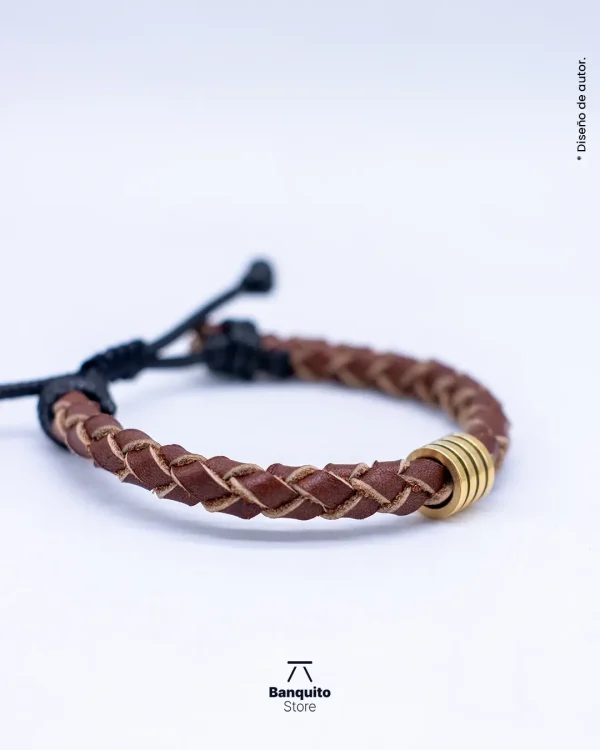 Pulsera de cuero café con argolla dorada - Imagen 2