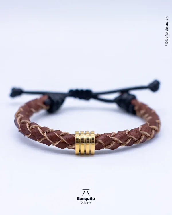 Pulsera de cuero café con argolla dorada